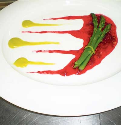 Σπαράγγια με σος καρπουζιού και μέντας