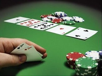 Επαιζαν παράνομα πόκερ, αλλά έγινε ... κέντα!