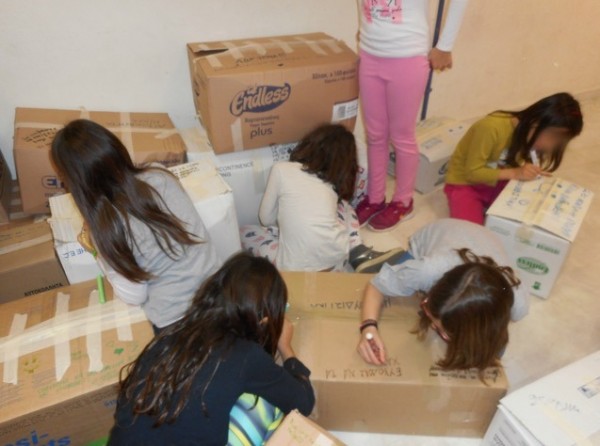 Κούτες γεμάτες αγάπη και αλληλεγγύη στους πρόσφυγες