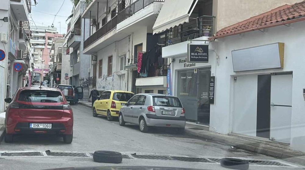 ΧΑΛΚΙΔΑ: Έκλεισαν τον δρόμο με λάστιχα για να κατεβάσουν εμπορεύματα!