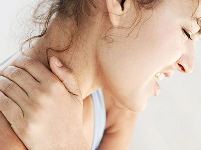 Γιατί πονάω στον αυχένα και τι να κάνω