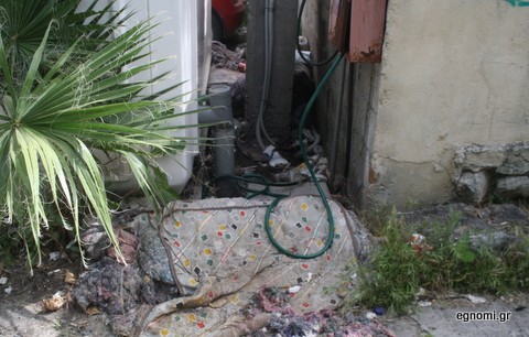 Στρώματα σαπίζουν στους δρόμους