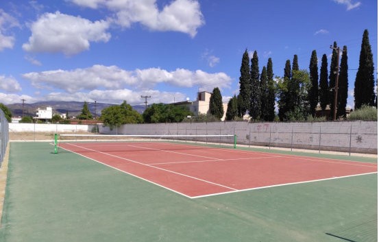 Απέκτησαν και γήπεδο τένις τα Ψαχνά για να παίζουν οι αθλούμενοι του Δήμου