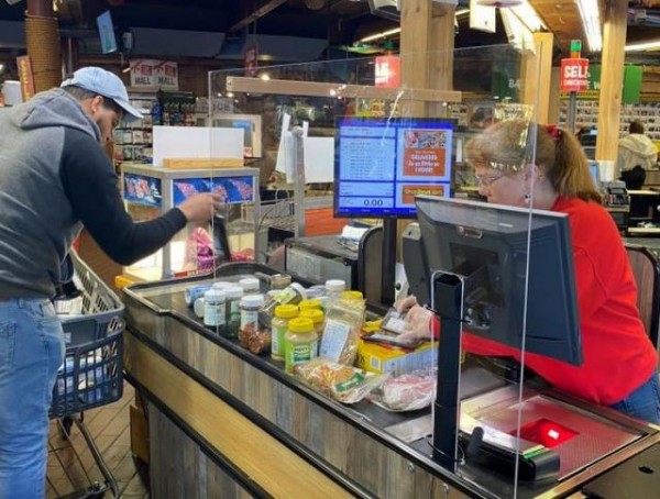 ΚΟΡΩΝΟΪΟΣ-ΣΟΥΠΕΡ ΜΑΡΚΕΤ: Βάζουν τζάμια στα ταμεία και αυξάνουν τα αντισηπτικά