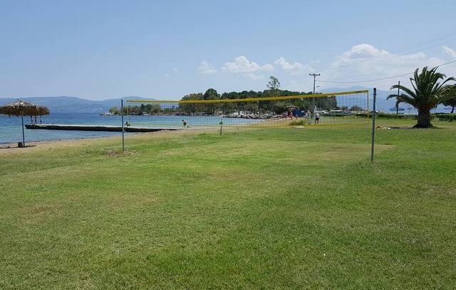 Γήπεδο beach volley με γκαζόν στην Ερέτρια
