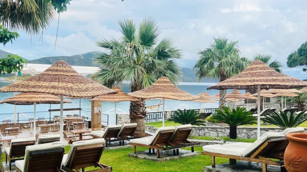 ΓΑΛΑΖΙΑ ΛΙΜΝΗ: Πραγματικός παράδεισος με όλες τις ανέσεις!