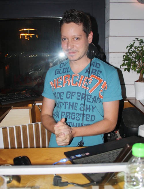 Κοιτάει το περιεχόμενο