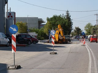 Σκάβουν Kυριακάτικα στο δρόμο Xαλκίδα-Aρτάκη