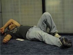 Έδειρε τον εργοδότη επειδή τον έπιασε να κοιμάται!