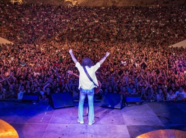 Δεσμεύτηκε για μείωση του ΦΠΑ από 24 σε 6% στις συναυλίες η υφυπουργός Οικονομικών