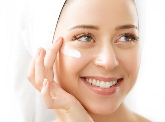 Έτσι πρέπει να βάζεις την κρέμα ματιών!