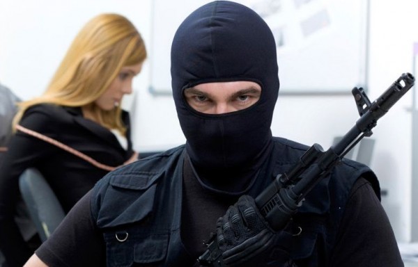 Με καλάσνικοφ και πιστόλι οπλισμένοι οι ληστές