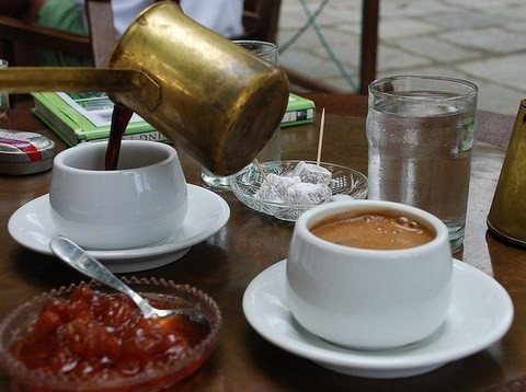 Γιατί δεν πρέπει να πίνετε καφέ με άδειο στομάχι