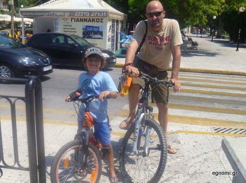 Ακης Αφένδρας και γιος πάνω σε δύο ρόδες