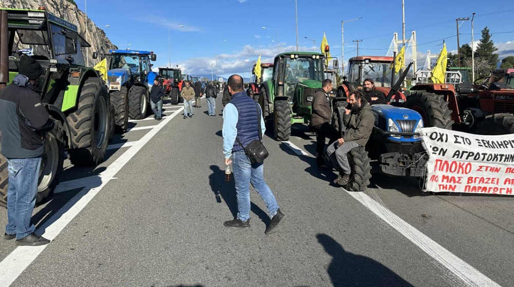 ΥΨΗΛΗ ΓΕΦΥΡΑ ΧΑΛΚΙΔΑΣ: Οι αγρότες απέκλεισαν την Εύβοια