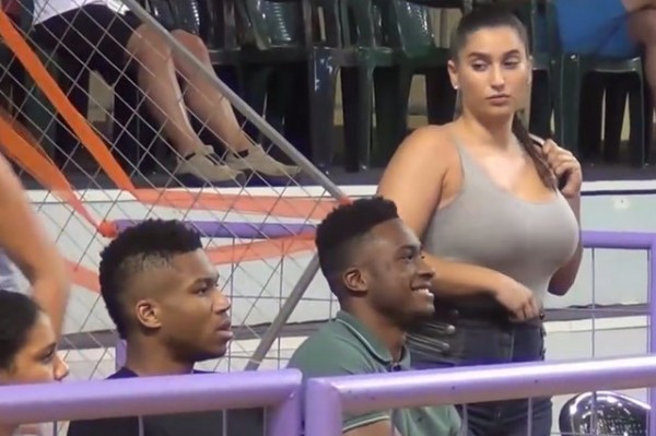 Ο Γιάννης Αντετοκούνμπο στο κλειστό της Κανήθου