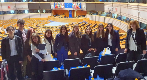 Στο Ευρωπαϊκό Κοινοβούλιο 8 μαθητές και 2 καθηγήτριες του 1ου Λυκείου Χαλκίδας