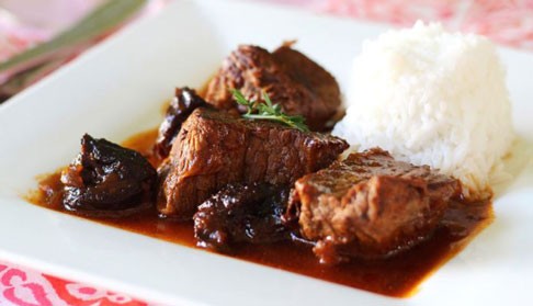 Μοσχάρι με δαμάσκηνα