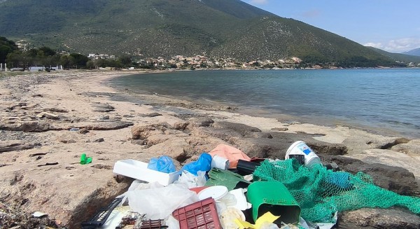 ΔΡΟΣΙΑ: Καθαρίζουν την παραλία Βούθωνι