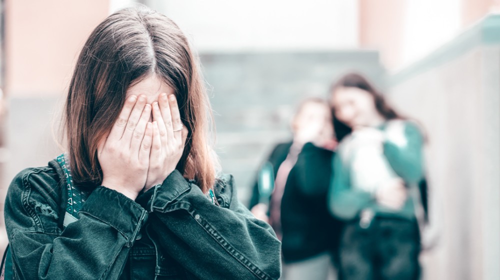 Βίντεο-σοκ με μαθήτριες που αναγκάζουν 13χρονη να γονατίσει και να τους φιλήσει τα πόδια