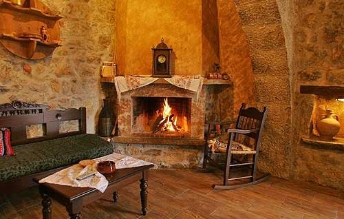 Πήγε να κάψει το χασίς στο τζάκι 45χρονος