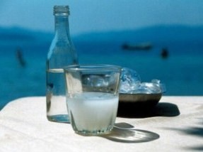 Επιμένει η Κομισιόν για αύξηση ειδικού φόρου σε τσίπουρο και ούζο