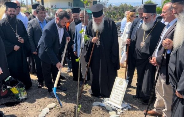 Ο Αρχιεπίσκοπος κ. Ιερώνυμος φύτεψε ένα πλατάνι στις Ροβιές μαζί με τον Φάνη Σπανό