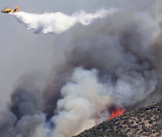 ΦΩΤΙΑ - ΕΥΒΟΙΑ: Συνεχείς αναζωπυρώσεις κρατούν σε εγρήγορση την Πυροσβεστική