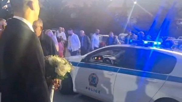 ΣΚΙΑΘΟΣ: Περιπολικό έγινε νυφικό αμάξι για δόκιμη αστυνομικό που ανέβηκε τα σκαλιά της εκκλησίας