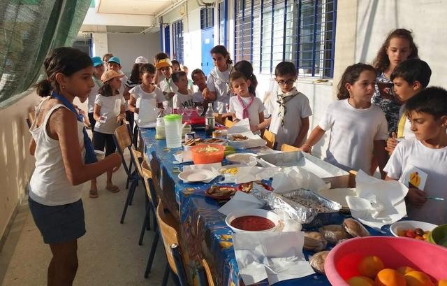 Τα ...Πουλιά της Χαλκίδας ταξίδεψαν στη Σαλαμίνα και βοήθησαν την Ρένα Ζαχαρένια