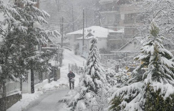 Αγρίεψε ο καιρός και έπεσαν τα πρώτα χιόνια στα ορεινά