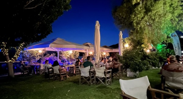 Οταν ο ήλιος δύει, η ...μαγεία ανατέλει στο Oasis cafe