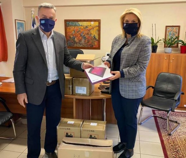 Η Βάκα παρέδωσε 150 τάμπλετ στους Δάσκο και Δούνα