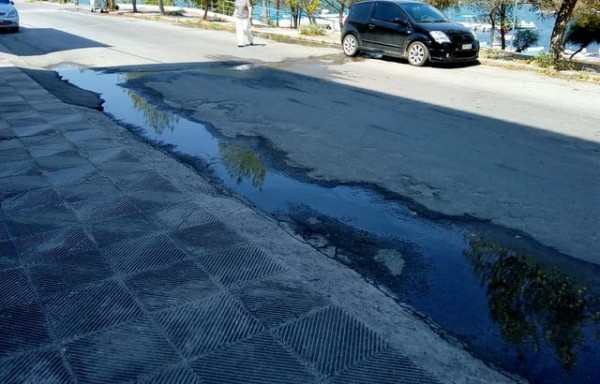 ΧΑΛΚΙΔΑ: Διαρροή νερού εδώ και 2 μήνες στην οδό Ευβοίας και στη ΔΕΥΑΧ κάνουν τους κουφούς!