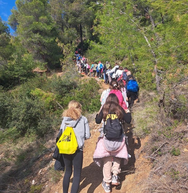 ΠΟΛΙΤΙΚΑ: Μαθητές περπάτησαν στο μονοπάτι της Ηρώς και επισκέφτηκαν το μοναστήρι