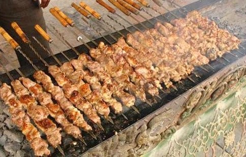 Τσικνίζουν με σουβλάκια στο σχολείο