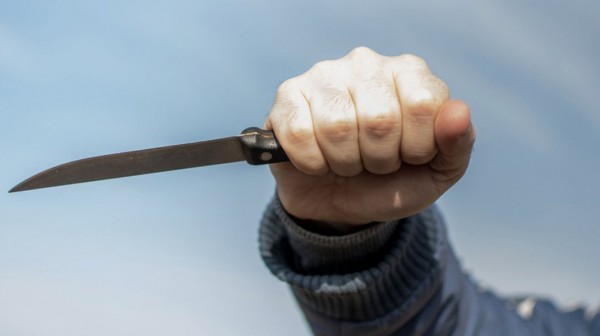 51χρονος τραυμάτισε με μαχαίρι 63χρονη γυναίκα που βρισκόταν μέσα στο αυτοκίνητό της