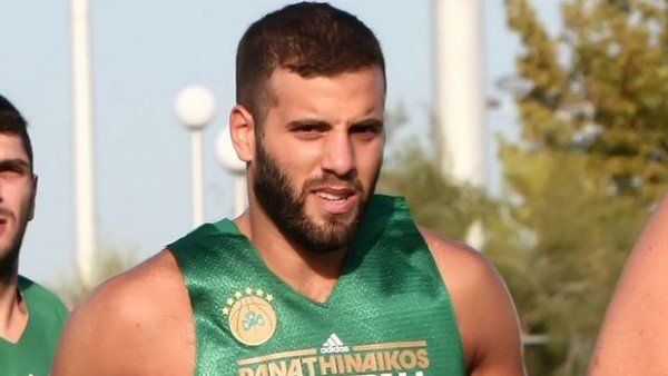 Ο Νίκος Παππάς παίζει μπάσκετ στον παραλιακό δρόμο της Αιδηψού