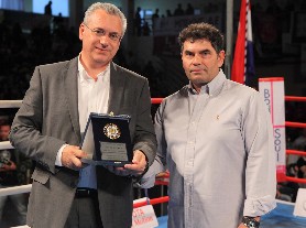 Οι Μονομάχοι βράβευσαν τον Κώστα Μαρκόπουλο