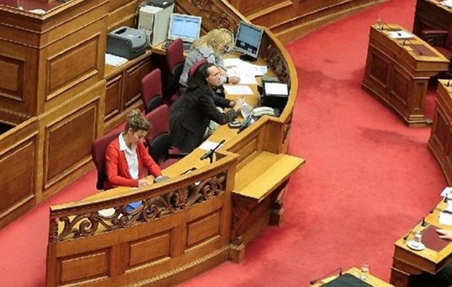 Πόσοι λέτε ότι είναι οι υπάλληλοι που υπηρετούν στη Βουλή;