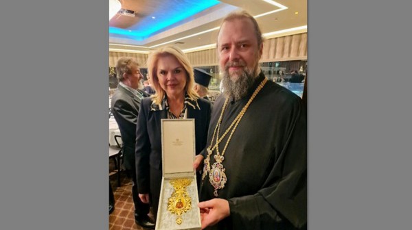 ΘΕΣΣΑΛΟΝΙΚΗΣ ΦΙΛΟΘΕΟΣ: Τι δώρο του πρόσφερε η δήμαρχος Έλενα Βάκα για την ενθρόνισή του
