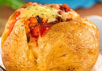 Πατάτες γεμιστές με πιπεριές φλωρίνης και γαλοπούλα