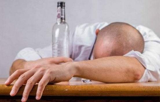 Κι όμως υπάρχει ένα ποτό που δεν προκαλεί hangover όσο και να πιείτε