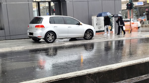ΧΑΛΚΙΔΑ: Οδηγός ...καβάλησε όλο το πεζοδρόμιο!
