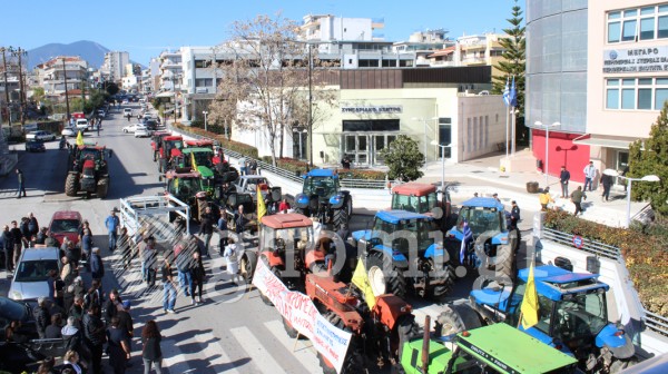 ΧΑΛΚΙΔΑ: Οι αγρότες έκαναν μπλόκο στη λεωφόρο Χαϊνά (VIDEO-PHOTOS)