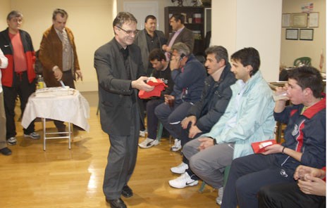 Ποιους κέρασε ο Θανάσης;