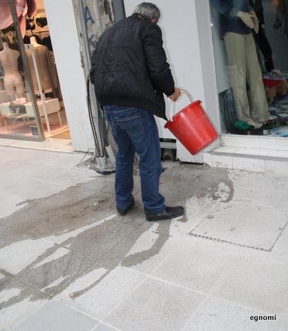 Τα έκαναν μούσκεμα στον πεζόδρομο της Αβάντων