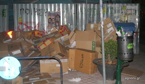 Ο έμπορος γέμισε κούτες το πεζοδρόμιο της Αβάντων