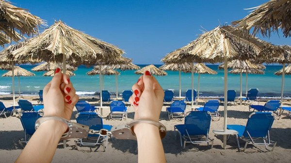 ΠΕΥΚΙ: Άπλωσε παράνομα ομπρέλες - ξαπλώστρες