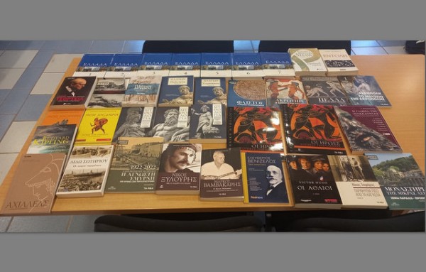 Πλουσιότερη η Δημοτική Βιβλιοθήκη Καθενών μετά από δωρεά ιδιώτη